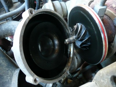 il suffit donc d'enlever les 4 vis et de tourner l&quot;escargot&quot;...par contre ces 4 vis ne sont pas équidistantes...il faut donc faire 1 trous dans la plaque qui tient la commande de wastegate pour remetre la vis