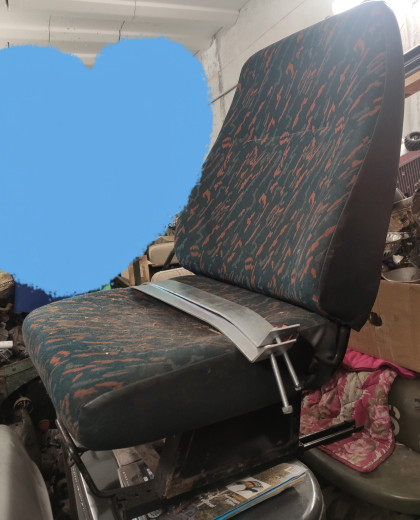 voici le siège passager d'origine. Je pense que l'amélioration du confort sera au rendez-vous