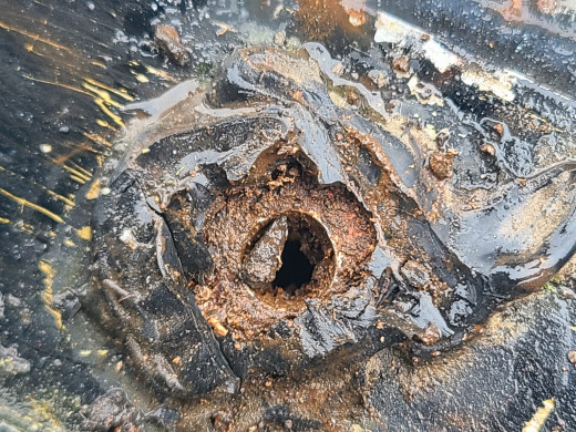 Et la saleté de visserie et le trou béant laissé dans ses cendres