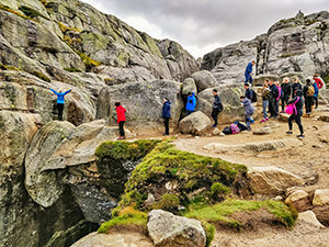 kjerag-boulder-backside-view-queue-photo-by-ivan-kralj.jpg