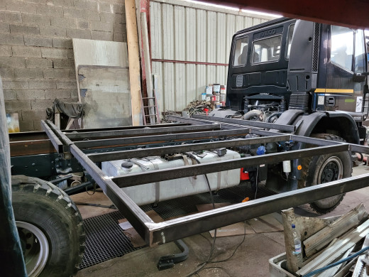 Ouverture de la terrasse bien entendu il y aura des jambes d'appui au bout afin d'éviter le risque de pliage.