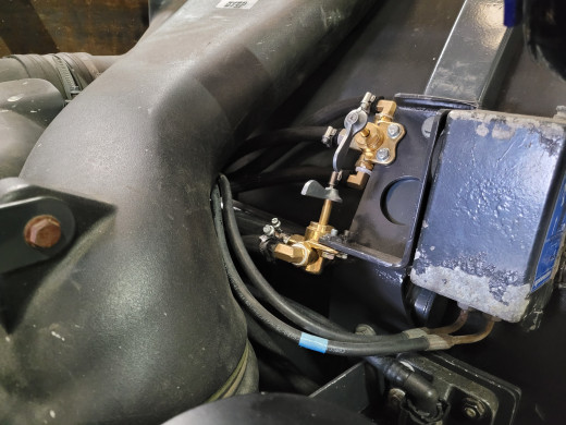 système 3 voies pour gérer l'aspiration et le retour du carburant en fonction du réservoir utilisé