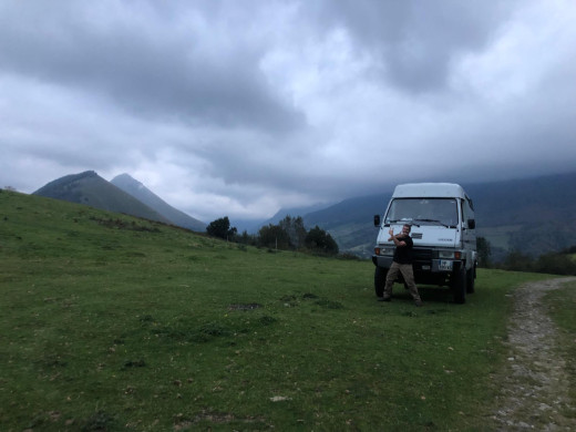 Le conducteur et l'engin lors de la première dans les Pyrénées