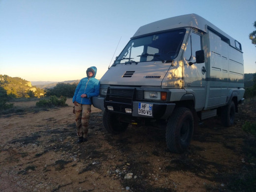 Iris accoudée à l'engin, surplombant las montanas de Prades près de Tarragona