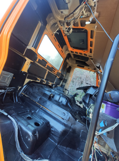 Goudron sur la totalité du sol et partiellement sur les autres parties.