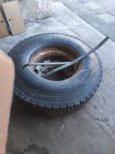 Démontage manuel des pneus j'ai bien dormi le soir après avoir fait les 6 pneus à la main.