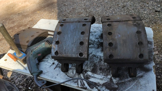 Journée machoir de frein histoire de repartir a neuf les tambours sont partie chez le tourneur pour les rectifier pour une seconde jeunesse pour eux.