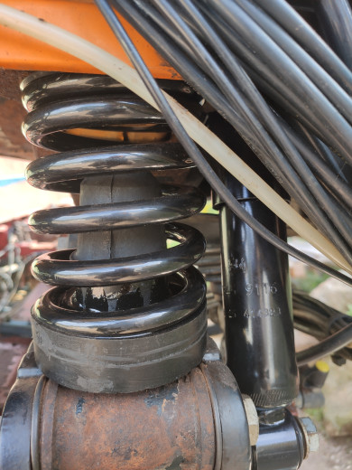 J'ai effectué une journée remplacement de tout les silentblocs de cabine les gros principaux c'était du sport mais au moins c'est reparti pour longtemps j'en est profiter pour remettre des ressorts et des amortisseurs neuf d'origine. il me reste juste à finir de changer le kit réparation des axes principaux car ils ont un peu de jeu et après la suspension cabine devrais être comme neuf .