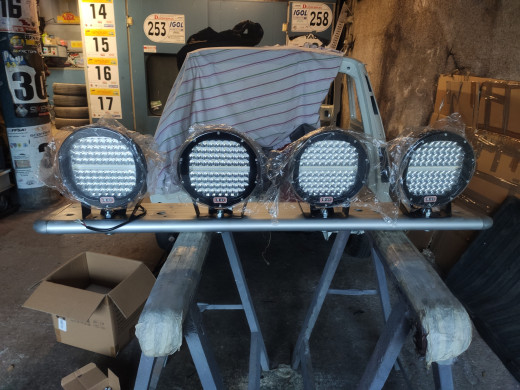Bon ben du coup éclairage supplémentaire sur le toit de la cabine.