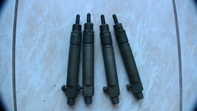 Daniel m'expliquait que le tarage consiste en un réglage de la pression de déclenchement de l'injecteur obtenu en fonction de la profondeur de vissage de celui ci sur son porte injecteur...on peut donc supposer..ou espérer.que l'injecteur ainsi monté est donc pres a l'emploi..sauf si c'est fait au pif