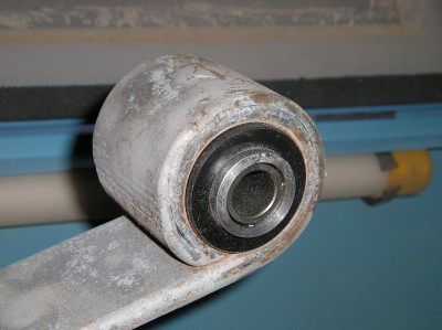 Notez qu'au centre du cylindre d'acier usiné y'a un tuyau en plastic qui était dans le silentbloc d'origine. Je l'ai remis