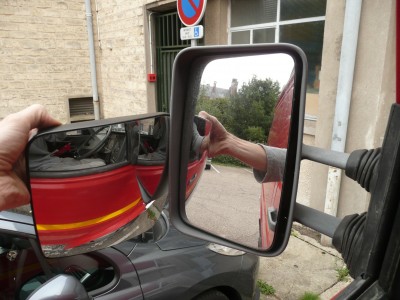 ou bien pour pousser la plaisanterie plus loin: un retro grand angle de camion accroché au retro de telle sorte qu'on voit carrément la roue...