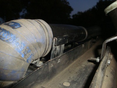 Et l'intercooler que j'ai fixé à la caisse ne suis pas les mouvements du châssis, résultat... il faut que je le fixe au radiateur directement ^^