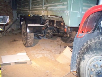 ablation du support de roue de secours, porte jerricans et du bac a batterie,les pincettes, c'est pas des outils