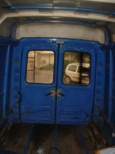 les barres transversales bleues en métal sont les supports de ma galerie, ce ne sont pas des renforts de réhausse.