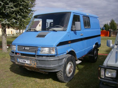IVECO 40 10 4X4 VUE AV G.JPG