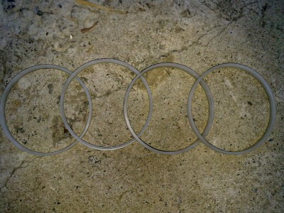 09032010022.jpg (912.36 Kio) Vu 3177 fois Les bagues en plastique (d'après le tourneur, c'est suffisant...)