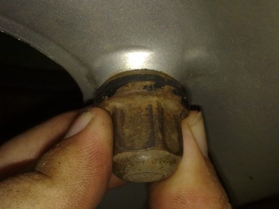 09032010027.jpg (362.14 Kio) Vu 3256 fois Goujon Mercedes sur jante Master (rentre de 2 mm en moins car le trou de la jante est plus conique)