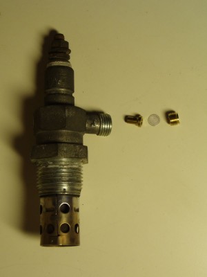 bougie flamstart.JPG (58.14 Kio) Vu 12891 fois Dans l'ordre : bougie, "gicleur", filtre, et vis trouée (pour maintenir l'ensemble en place).