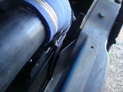 DSC06248.JPG (126.89 Kio) Vu 10954 fois vue de dessus.<br />Il reste environ 1cm entre le déflecteur et l'intercooler.