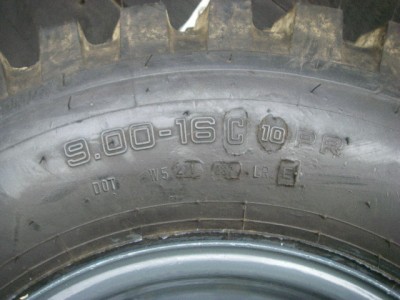 indice vitesse C =&gt; 60 km/h<br />LR = load range =&gt; indice de gonflage =&gt; E