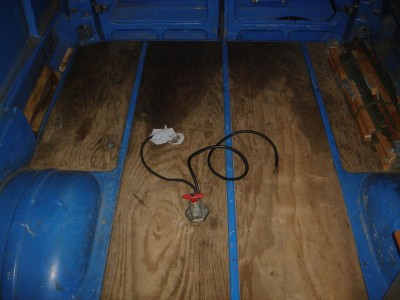 2006 06 (14).JPG (130.81 Kio) Vu 2074 fois On peut voir le lit au fond à droite