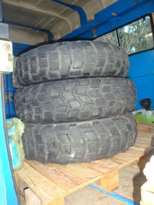 DSC05258.JPG (163.59 Kio) Vu 2073 fois avec 3 roues de secours, on est jamais trop prudent