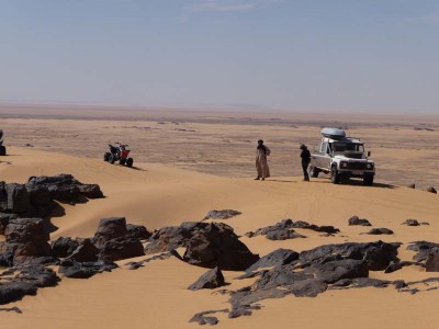 Dans une passe dans les dunes avec quad ouvreur