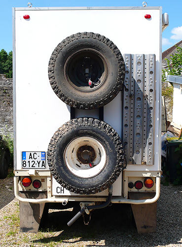 Le tuyaux (amovible)  qui pend c'est l'évacuation des eaux usées.