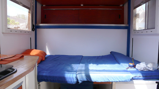 Coin salon, table plié en en couchage pour enfants