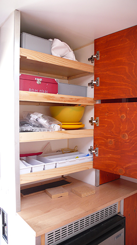 Les rangements cuisine, en bas le frigo