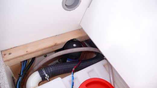 La pompe à eau et les réservoirs.<br />La pompe est un peu trop inaccessible, il faut tout démonter si on veut l'extraire... :-(