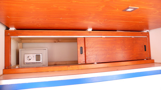 Les coffres sous le lit et le petit coffre fort...