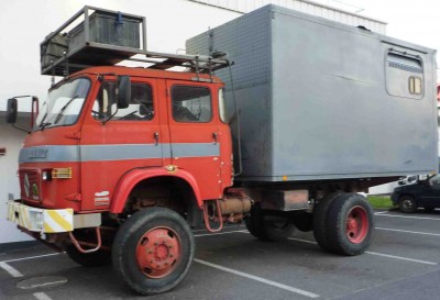 vous trouvez pas qu'il fait la tête sur le parking ??