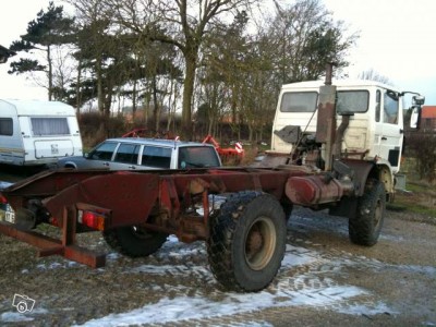 5625814331.jpg (56.09 Kio) Vu 9758 fois Vu de l'arrière, on voit bien la modification de châssis faite par le carrossier qui a posé le plateau. A l'époque de la prise de cette photo, je ne savais pas encore si j'allais garder cette grosse pièce métallique