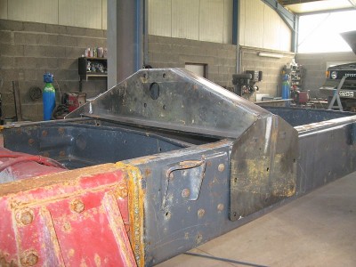 Camion_leroy_4_juin_001.jpg (123.12 Kio) Vu 9758 fois Mon carrossier a tranché! Il a coupé le châssis derrière l'essieu arrière et a ressoudé une portion de châssis venant d'un autre camion RVI. On voit ici la partie basse du palonnier arrière du faux châssis trois points.