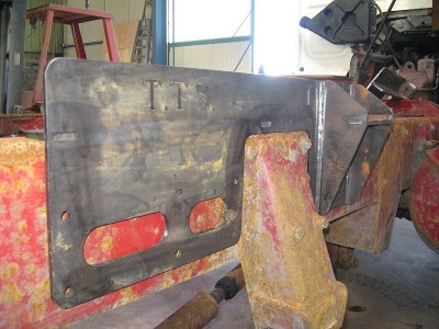 Camion_leroy_4_juin_004.jpg (124.67 Kio) Vu 9758 fois Support avant du faux châssis: il y en a un de chaque côté du camion: c'est sur cette pièce que viendra se fixer la rotule qui constitue le deuxième et le troisième point du faux châssis.