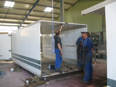Camion_leroy_9_juin_2010_001.jpg (1.6 Mio) Vu 9733 fois La caisse isotherme, redécoupée à la bonne longueur: ses nouvelles mensurations extérieures: 5m07x2m50x2m15.