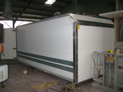 Camion_leroy_10_juin_2010_002.jpg (1.56 Mio) Vu 9733 fois La nouvelle face avant de la caisse, avec petit biseau en haut. La plaque utilisée est un plaque de polyfond alors que tout le reste est un sandwich galva/mousse/galva. Pas terrible pour l'isolation ce polyfond mais bon, vu l'ouverture qu'on va percer pour le passage cellule, il n'y aura plus beaucoup de polyfond....;-)