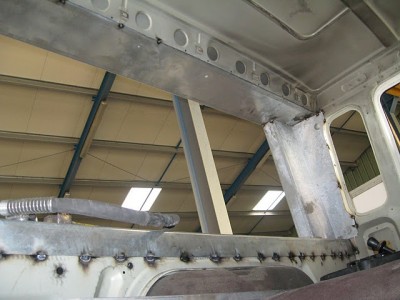 CAMION_LEROY_21_Juin2010_006.jpg (61.52 Kio) Vu 9727 fois Détail de la découpe avec ses raidisseurs soudés par points.