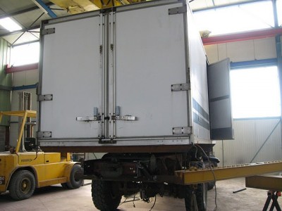 CAMION_LEROY_22_Juin2010_006.jpg (59.18 Kio) Vu 9727 fois Le plancher de la cellule est à 1m40 du sol: imaginez les fenètres....!