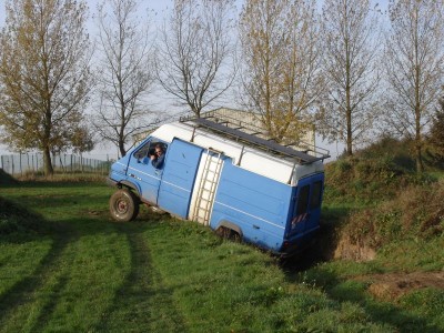 je lui donne un coup de main pour sortir le camion