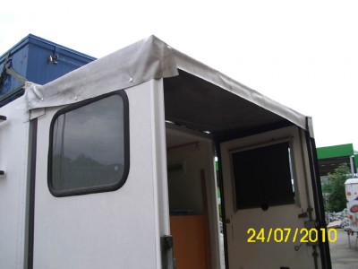 Bâche 3.jpg (82.14 Kio) Vu 12164 fois Récupération d'une vieille bâche pour couvrir l'entrée par temps de chien