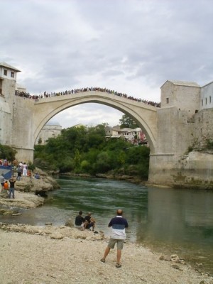 le fameux pont  de Mostar reconstruit d'ou on vous fait croire pendant 30minutes minimum qu'il va y avoir du plongeon de haut vol d'ou l'attroupement...je raconte pas la suite.