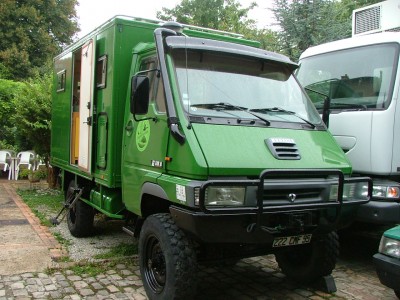 on voit pas trop mais ça ressemble à 3t170 à vide en fourgon (avec cellule)..vide?<br />il n'a jamais été controlé (pesé) sur la route. après la solution c'est son nouveau: le blanc derrière...