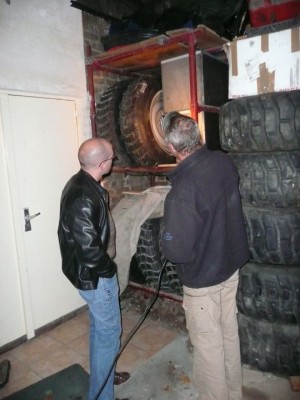Bastien lorgne sur des roues 10.5R20 qui peuvent se monter sur le B...mais il y a plus gros à droite!!!