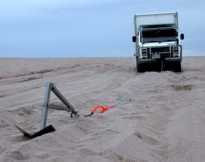ça c'est excellent, je ne connaissais pas: une ancre pour le treuil, apparemment ça marche bien dans le sable d'après leur expérience