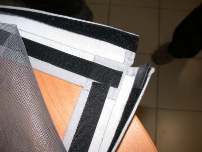 détail des moustiquaires, tout est scratché, pratique en cas de déchirure du filet