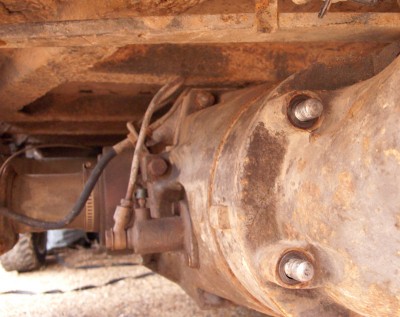 Coté gauche, les deux boulons dévissé