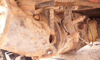 Coté droit.<br />En haut et en bas j'ai laisse des boulons, est ce ceux des &quot;vis d'appui de la traverse&quot; ?